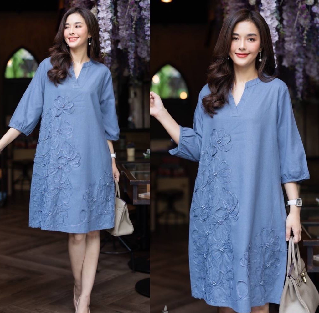 เดรสผ้าฝ้ายลินินเกาหลีทรงเอ มีกระเป๋าซ่อน แต่งด้วยผ้าชิ้นจับวางให้เป็นลวดลายดอกไม้ ตอกมุกสีเดียวกับชุดลงไป ใส่สบาย : สินค้าคุณภาพ (พร้อมส่ง)