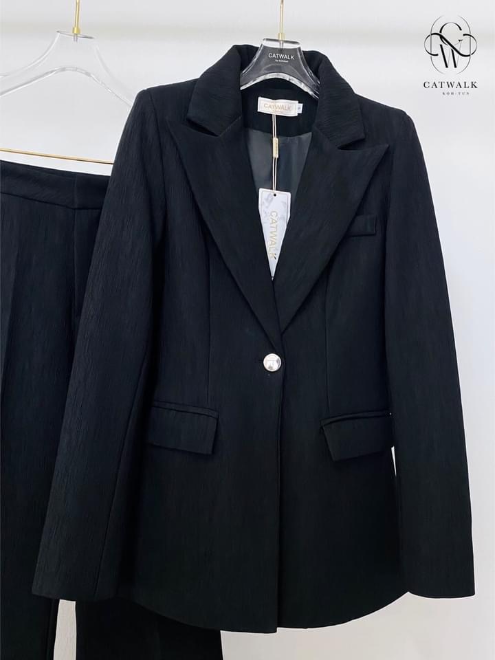 เซต BLAZER 3 ชิ้น เนื้อผ้าลูกฟูกเกรดเอ ตัว BLAZERเป็นทรงเข้ารูป +เสื้อเชิ้ตสีขาวทรงเข้ารูป +กางเกงเป็นทรงขาม้า . สินค้าคุณภาพ (พร้อมส่ง)