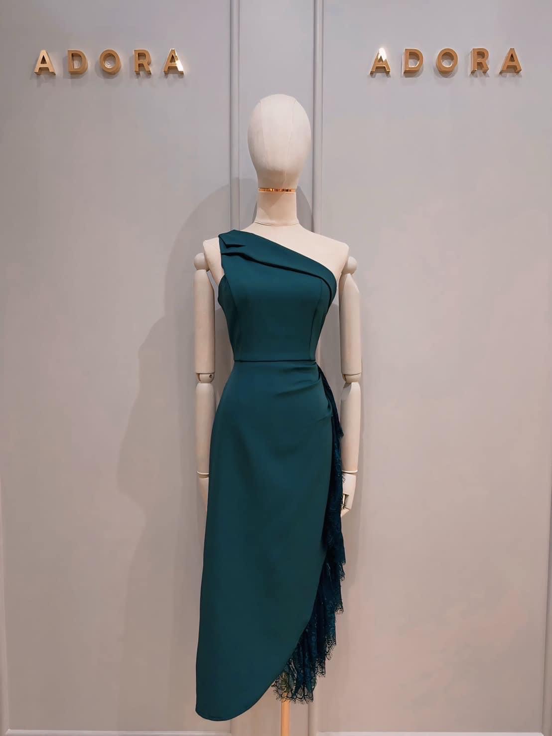 เดรสดีไซน์ไหล่เฉียง ช ตัวเดรส ใช้เนื้อผ้าเกรดพรีเมี่ยมทั้งตัว ดีไซน์กระโปรงทรง สอบตกแต่งระบายด้วยผ้าลูกไม้ไล่ระดับด้านข้าง งานมีซับใน ซิปหลัง ใส่สบาย : สินค้าคุณภาพ (พร้อมส่ง)