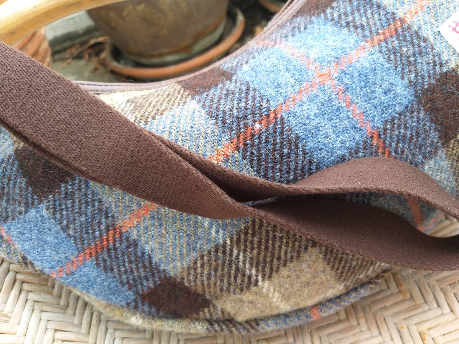 กระเป๋าสะพายผ้าขนสัตว์ HARRIS TWEED (ของใหม่)