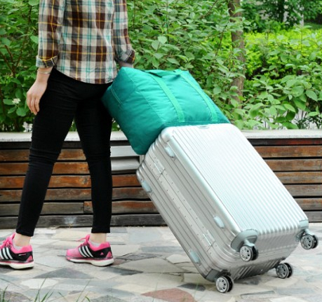 กระเป๋าเดินทางพับเก็บได้ อเนกประสงค์ เพื่อการเดินทาง ท่องเที่ยว เสียบที่จับของกระเป๋าเดินทางได้ (Foldable Travel Duffel Bag Lightweight Waterproof Travel Luggage Bag)