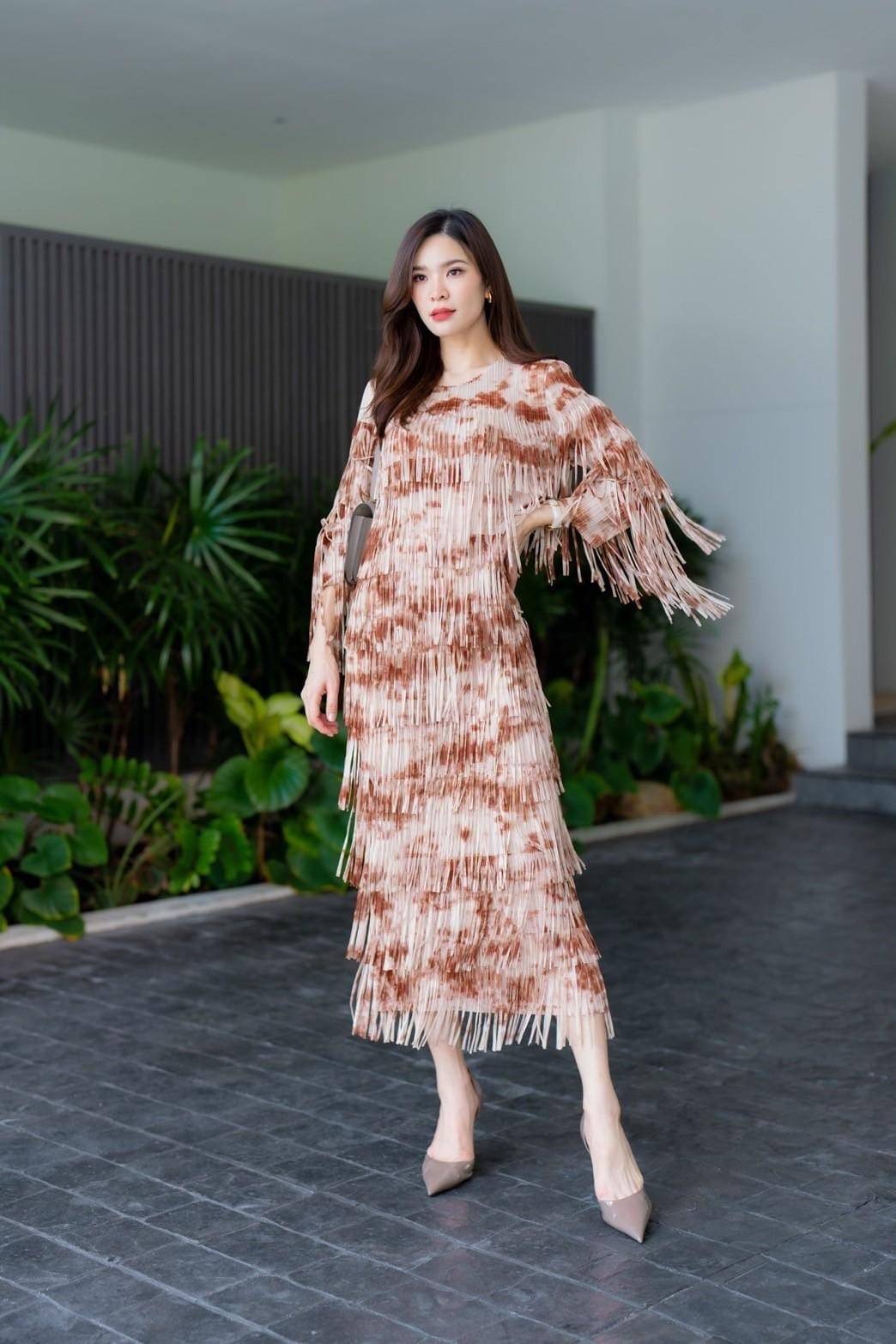 เดรสตัวยาวอัดพลีท ทรงคอกลม ดีเทลแต่งพู่ให้ดูฟรุ๊งฟริ๊งแน่นๆ ทั้งช่วงลำตัว และพิเศษช่วงแขน เพิ่มเข้าไปอี้ก ใส่สบาย : สินค้าคุณภาพ (พร้อมส่ง)