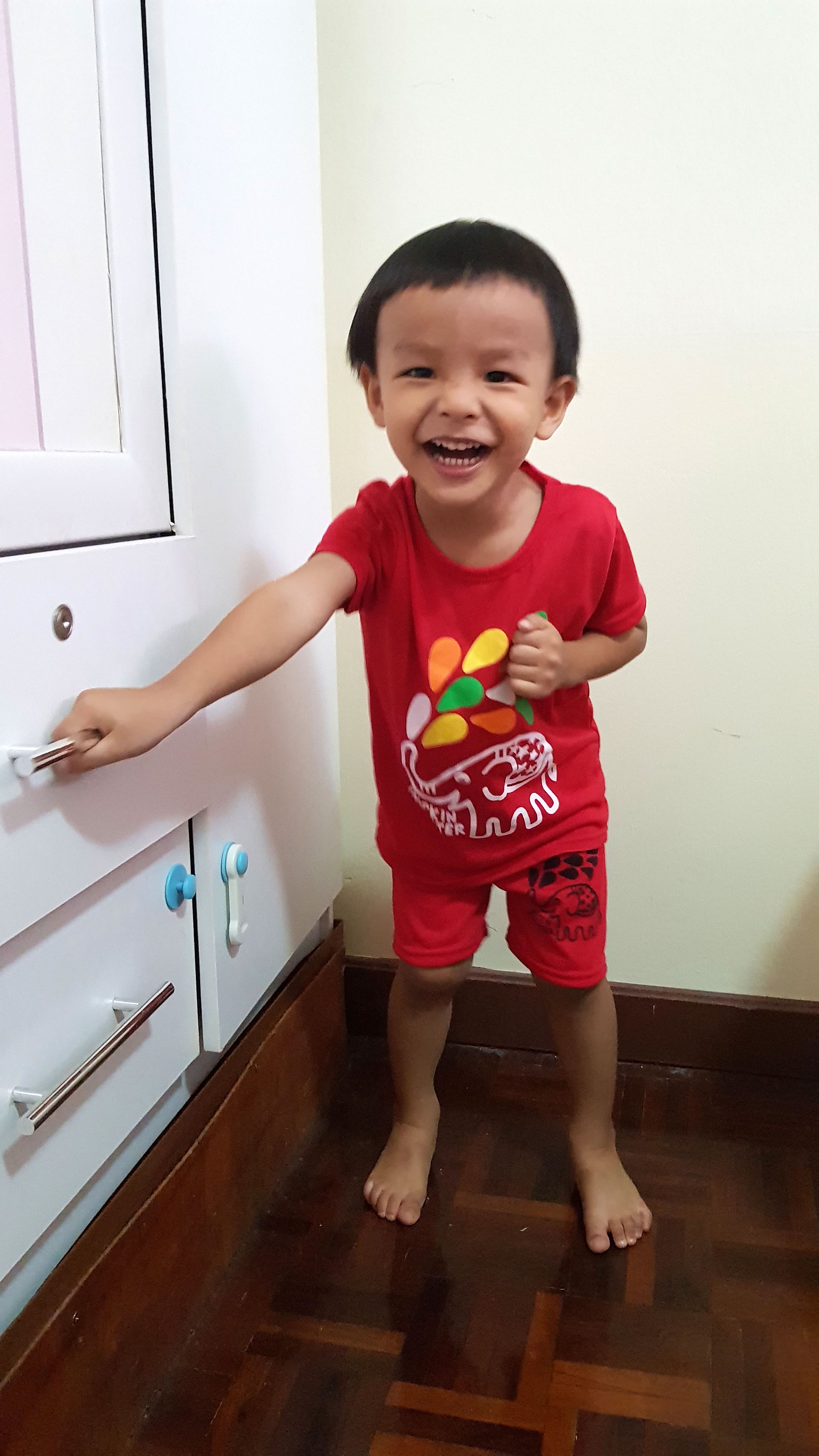 ชุดเด็ก ชุดลำลองเด็ก ชุดนอนเด็ก เสื้อยืด+กางเกงขาสั้นเอวยางยืด สีแดงสกรีนลายช้างพ่นน้ำ สำหรับเด็กวัย 2-7 ปี