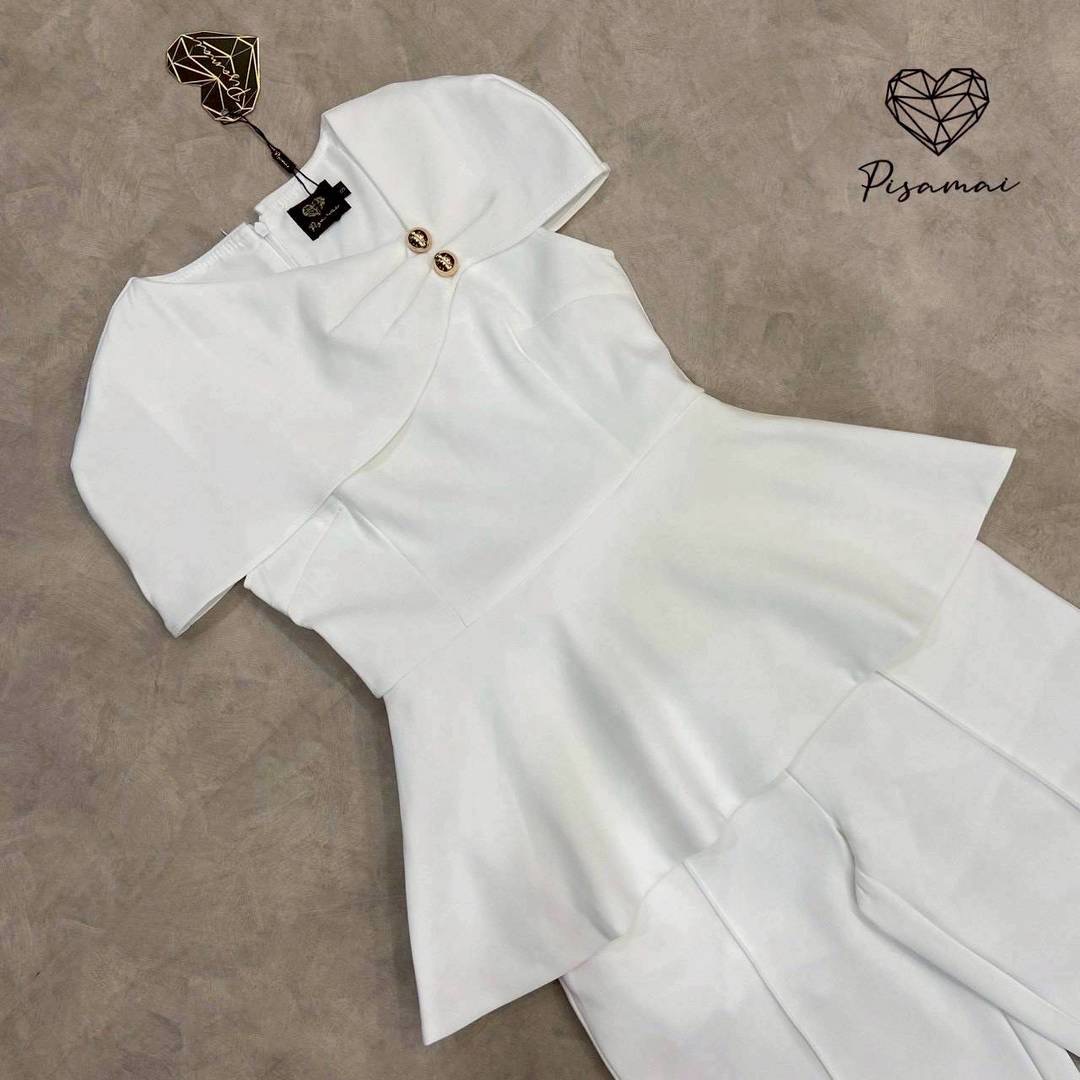 เซ็ตเสื้อสีขาวทรงค้างคาวแต่งอะไหล่ทองช่วงอก มาคู่กับกางเกงขายาวทรงกระบอกตีเกล็ดหน้า ใส่สบาย : สินค้าคุณภาพ (พร้อมส่ง)