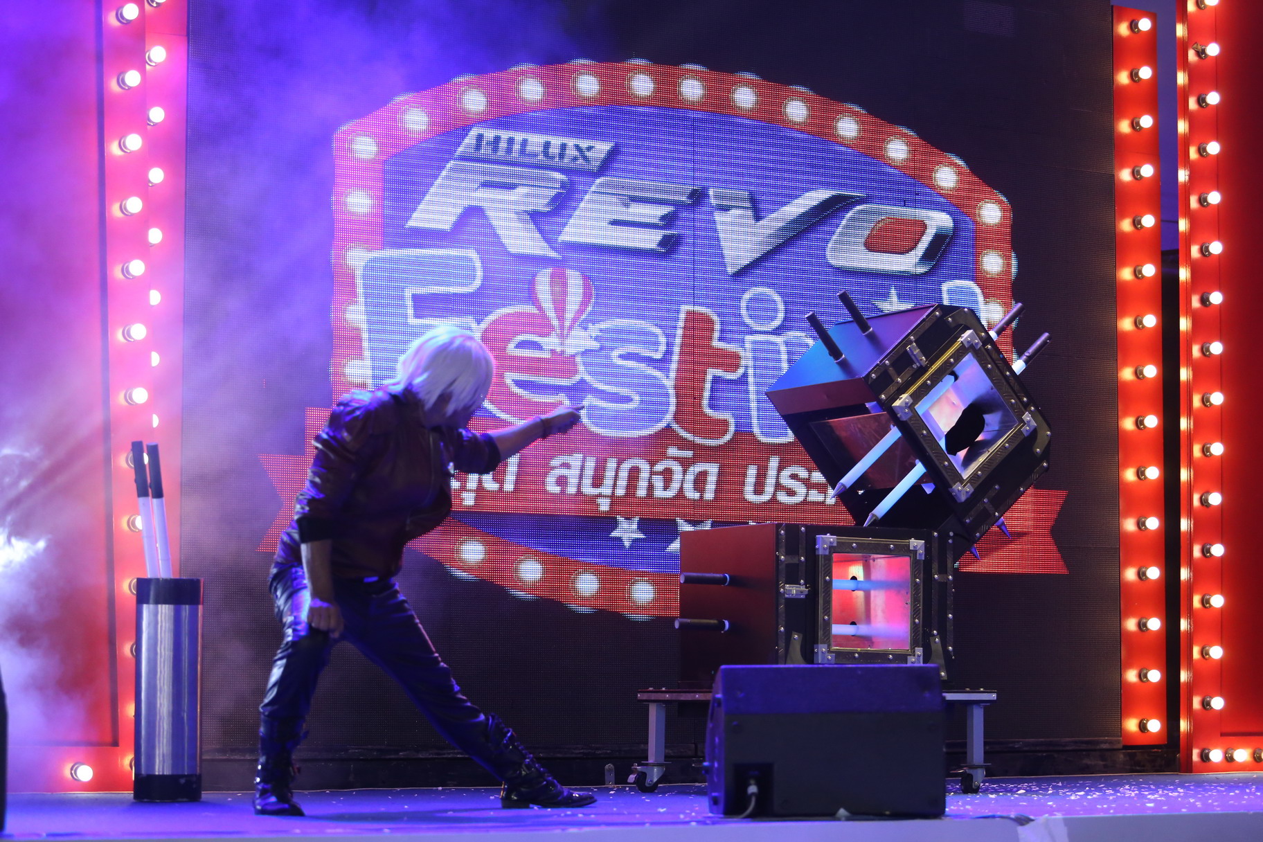 มายากล นักมายากล การแสดง โชว์ Magic Show "งาน HILUX REVO FESTIVAL 2019" 19/12/2562