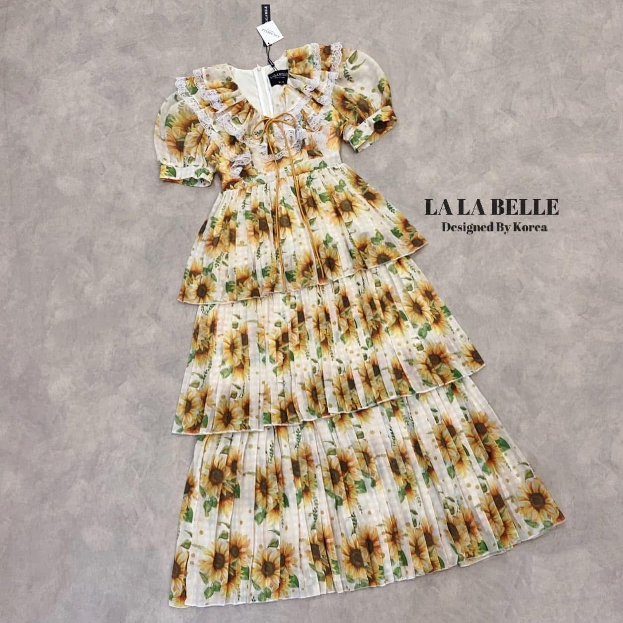 แม็กซี่เดรสลายดอกไม้น่ารักมากคอวีมีสายผูกโบว์แต่งระบายจับจีบช่วงคอและข้างๆคอแขนตุ๊กตาเอวเข้ารูปกระโปรงพีทจับจีบรอบ3ชั้นสวยๆมีซับในถึงปลายชุดใช้ผ้าเยอะมาก ใส่สบาย : สินค้าคุณภาพ (พร้อมส่ง)