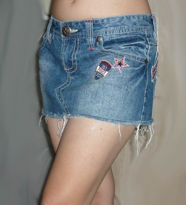 กระโปรงยีนส์เซอร์ๆ แนวร็อค สวยมาก จากญี่ปุ่น 32-38-10