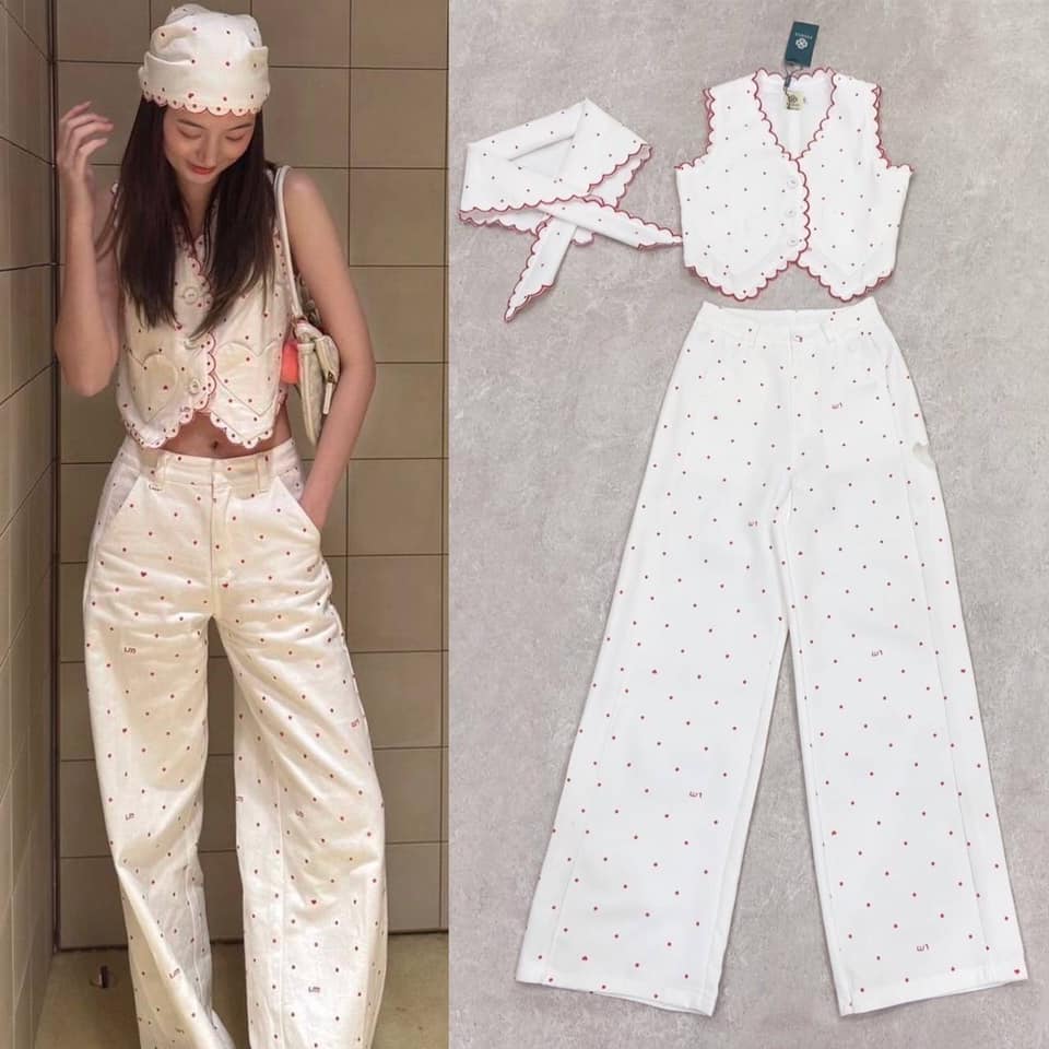 เซต 3 ชิ้น Polka Dots เสื้อกั๊กสีขาว ลายจุดแดง แต่งกระเป๋า มีซับ+ ตัวกางเกงขาวลายจุดแดง เพิ่มดีเทล ตกแต่งตาข่ายรูปหัวใจด้านข้าง กระเป๋าจริงหน้าหลัง +ผ้าคลุมลายเดียวกัน ใส่สบาย สินค้าคุณภาพ (พร้อมส่ง)