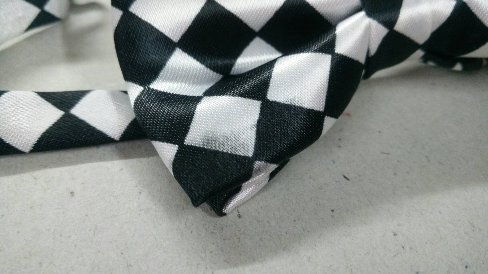 [มีตำหนิ] โบว์หูกระต่ายเด็ก ผูกสำเร็จ ปรับขนาดได้ สำหรับวัย 1-12 ปี ลายตารางขาวดำ