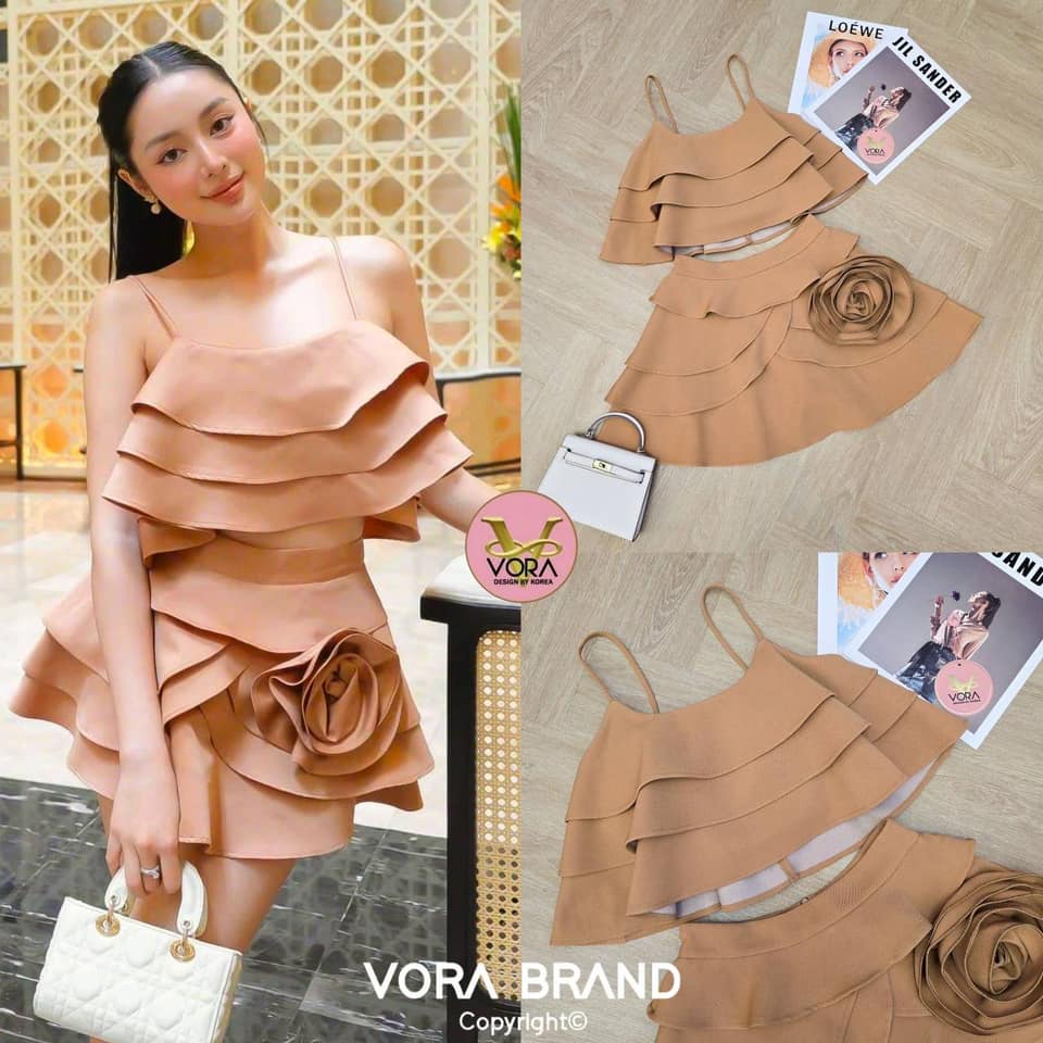 Set เสื้อสายสายเดี่ยวแต่งระบายชั้นรอบชุด อกมีฟองน้ำจัดทรงให้ค่ะ แมทช์กับกระโปรงสั้นเข้าชุด ดีเทลระบายชั้นแต่งดอกไม้ด้านข้าง มีกางเกงด้านในไม่ต้องกลัวโป๊เลยค่ะ ใส่สบาย : สินค้าคุณภาพ (พร้อมส่ง)