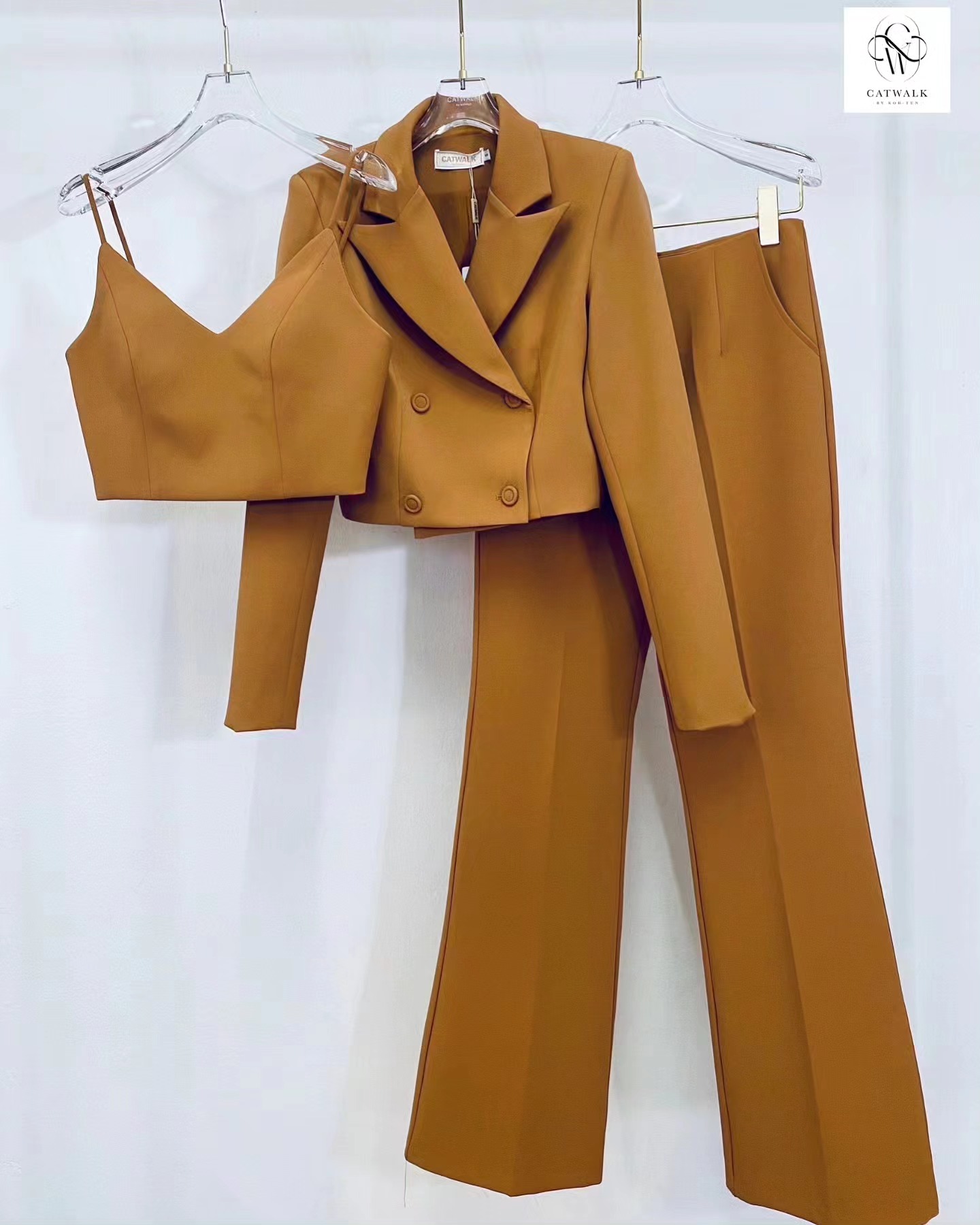 เซต Blazer ตัวสั้น 3 ชิ้น ตัว Blazer เป็นทรงครึ่งตัว เข้ารูป ด้านหน้าป้ายกัน สีโทนเดียวกับตัวชุด มีเสื้อ ครอปสายเดียวตัวใน มาคู่กับ กาง้กงเอวสูงทรงขาม้า ใส่สบาย สินค้าคุณภาพ (พร้อมส่ง)