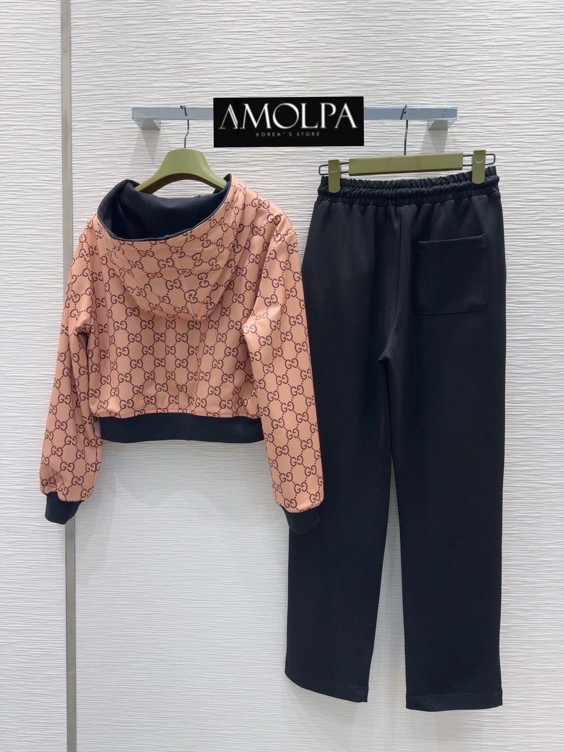 SET JACKET GG งาน hiend ใส่ได้ทั้ง 2 ด้าน ด้านเรียบ ด้านลาย GG สวยหรูดูแพง เนื้อผ้าดีม๊าก ผ้าใส่สบายมากก ใส่สบาย : สินค้าคุณภาพ (พร้อมส่ง)