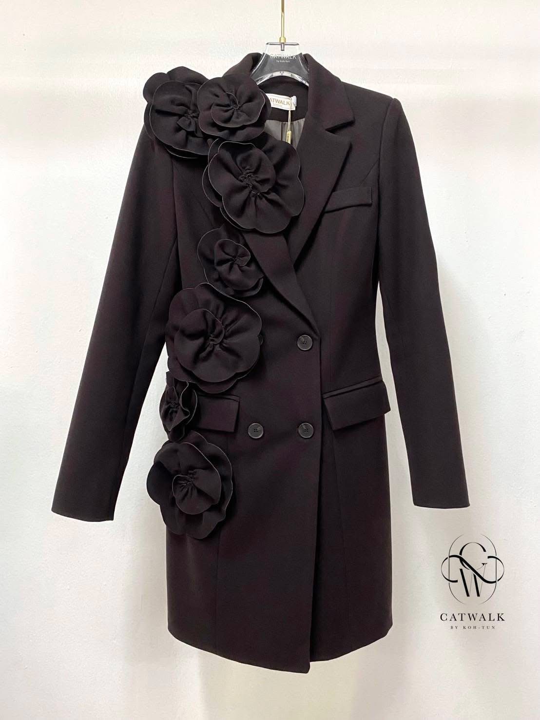 เดรสผ้าวูลแต่งดอกไม้ข้างเดียว จะใส่เป็นเดรสตัวเดียวก็ดูหรู หรือจะใส่เป็นโค้ตคลุมก็ดูเก๋ไปอีกแบบ ใส่สบาย : สินค้าคุณภาพ (พร้อมส่ง)