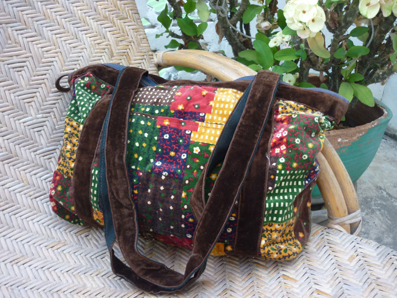 กระเป๋าสะพายผ้ากำมะหยี่ handmade แนวอินดี้ สวยน่าใช้มาก