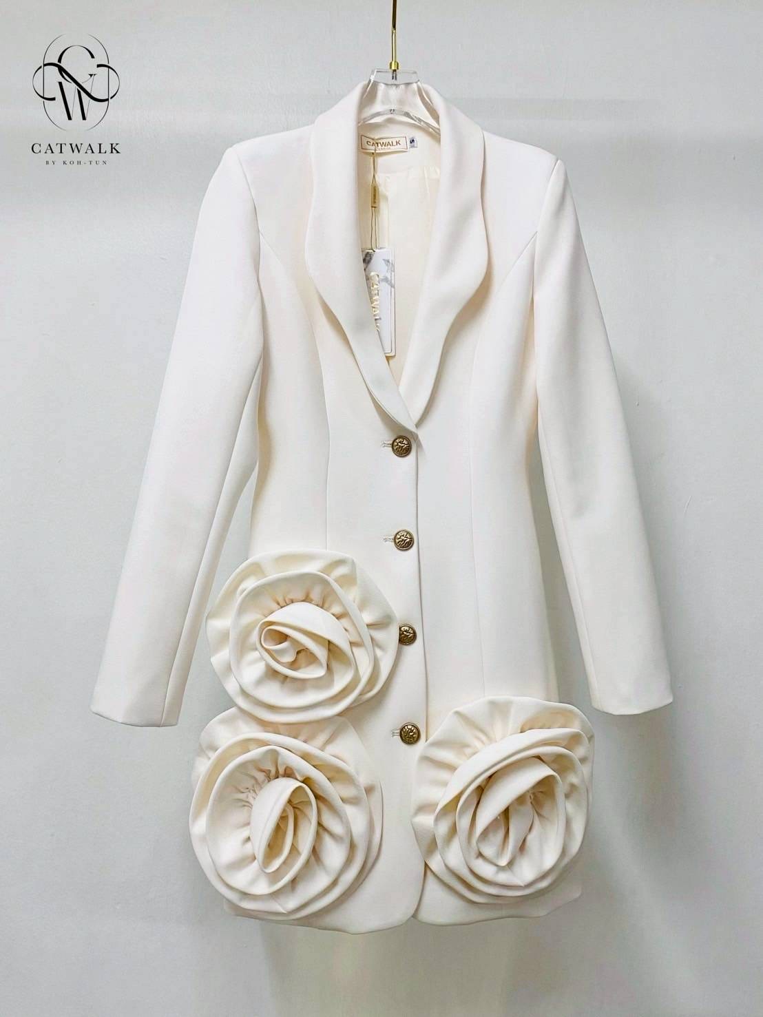 เดรสแต่งปลายดอกกุหลาบ เนื้อผ้าเกรดเอ ตัวชุดเป็นทรงเข้ารูปกระโปรงเป็นทรงเอเล็กน้อย ปกตัวชุดแต่งของเป็นโค้งสวยงาม ปลายชุดแต่งด้วยกุหลาบผ้าดอกใหญ่ดูโดดเด่นสุดๆ ใส่สบาย : สินค้าคุณภาพ (พร้อมส่ง)