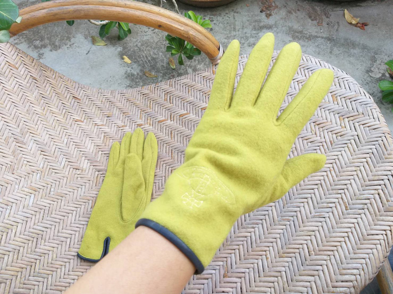 ถุงมือ Vivienne Westwood