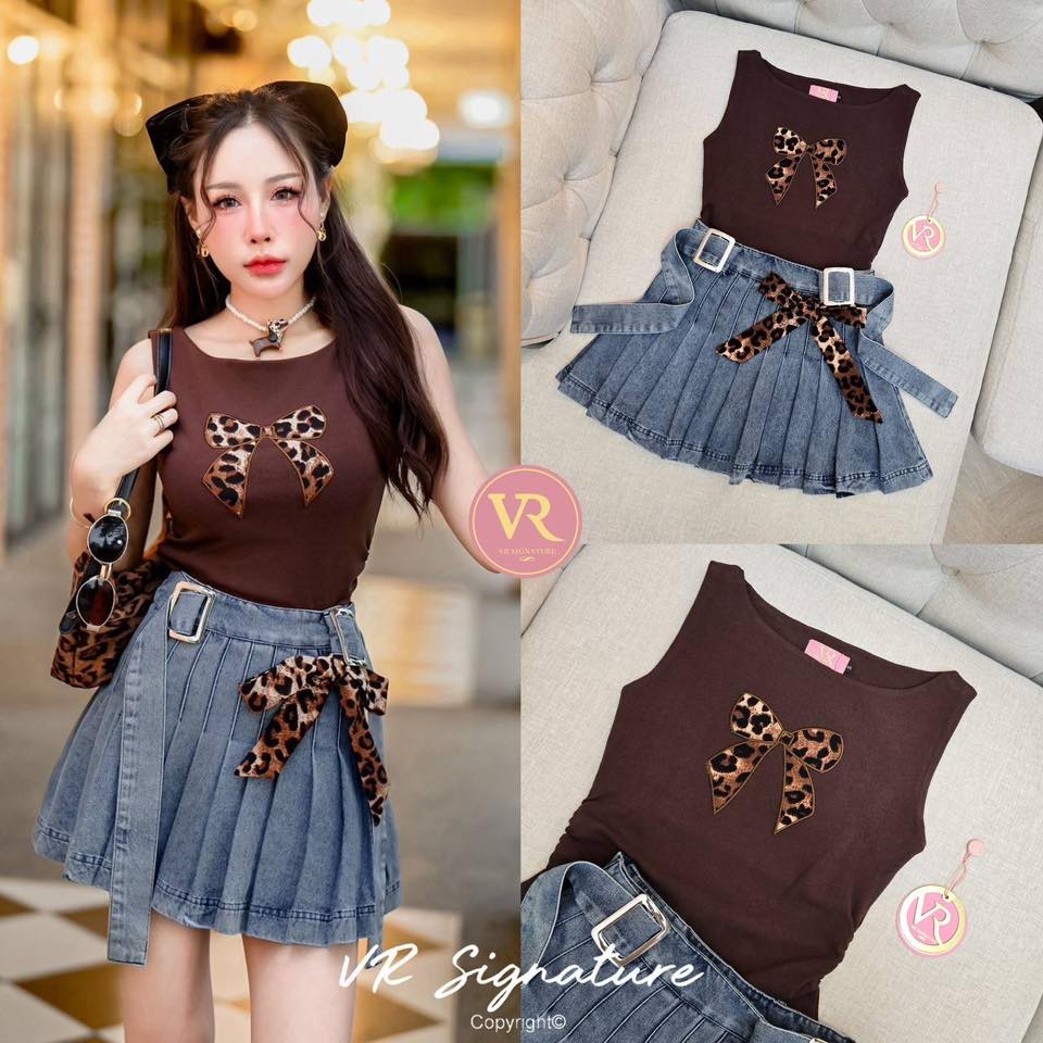 Set เสื้อแขนกุดเนื้อผ้ายืดหยุ่นเข้ารูป เนื้อหนา จับย่นเข้ารูปช่วงเอวด้านข้าง ช่วงอกแต่งปักรูปโบว์ มาพร้อมกระโปรงยีนส์สั้น จับจีบรอบชุด แต่งรูดเข็มขัด มีกางเกงขาสั้นด้านใน ใส่สบาย : สินค้าคุณภาพ (พร้อมส่ง)