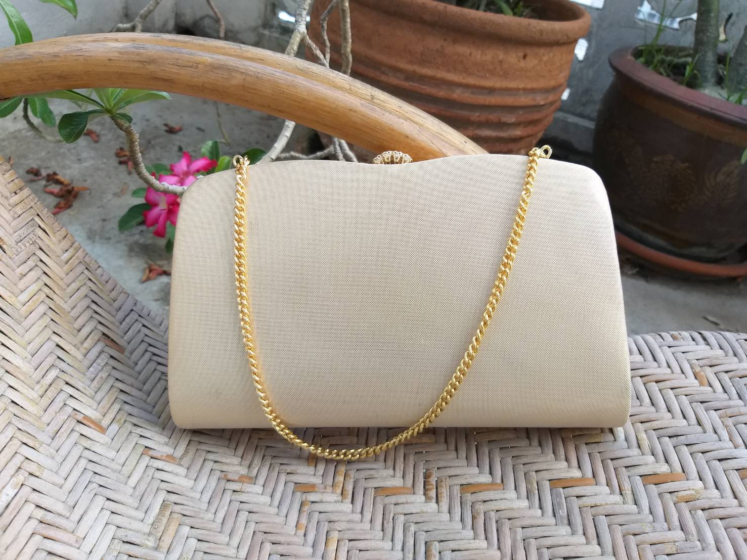 กระเป๋าออกงานผ้าทอดิ้นทอง สวยมากกกก (ของใหม่)