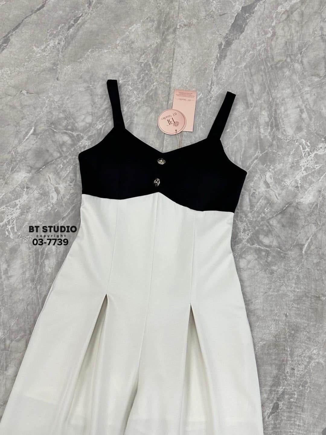 จั้มสูทสายเดี่ยวขายาว ครึ่งตัวบนสีดำแต่งกระดุมตรงกลางตัดครึ่งตัวล่างสีครีมอมเทา งานสวยเนื้อผ้าดี ใส่แล้วดูหุ่นดี เอวเอสมากค่ะ ใส่สบาย : สินค้าคุณภาพ (พร้อมส่ง)