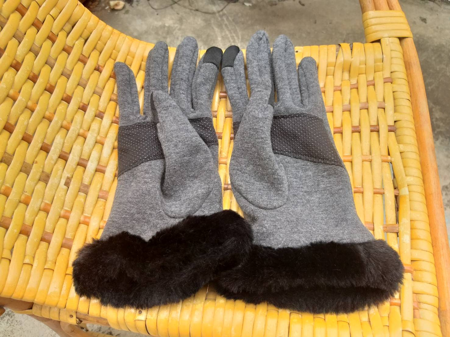 ถุงมือผ้าแต่งเฟอร์ ใส่เล่นมือถือได้ (ของใหม่)