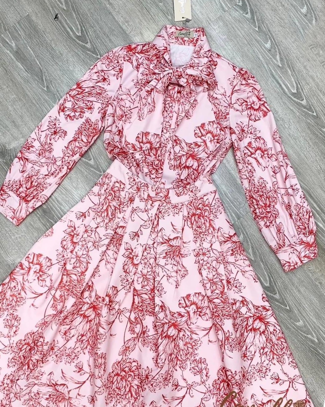 ชุดSet เสื้อเชิ๊ตคอผูกโบ + กระโปรงลายเดียวกันทั้งชุด งานผ้าพิมลายอย่างดี สวยลงตัวมากๆคะ สินค้าคุณภาพ (พร้อมส่ง)