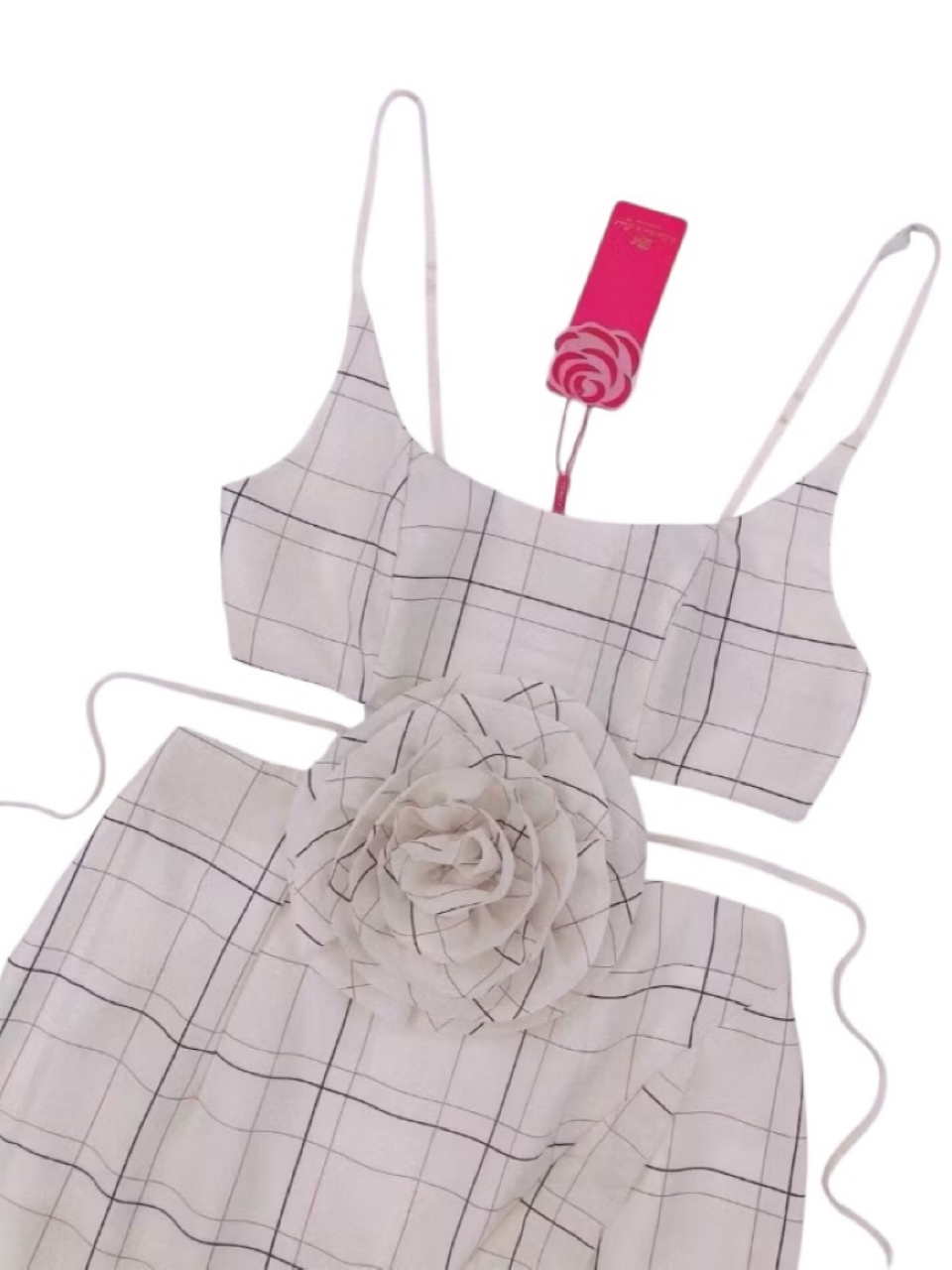 เดรสสายเดี่ยวตัวยาวสวยทรงดี งานสวยเรียบดูดีสุดๆตัวชุดเลือกใช้ผ้าเนื้อสวยเป๊ะตามแบบฉบับ ด้านข้างเว้าเซ็กซี่ด้านหน้าแต่งดอกไม้สวยโดดเด่น ท่อนล่างเดรสทรงสอบสวย ด้านหน้าผ่าเว้าสูง ใส่สบาย : สินค้าคุณภาพ (พร้อมส่ง)