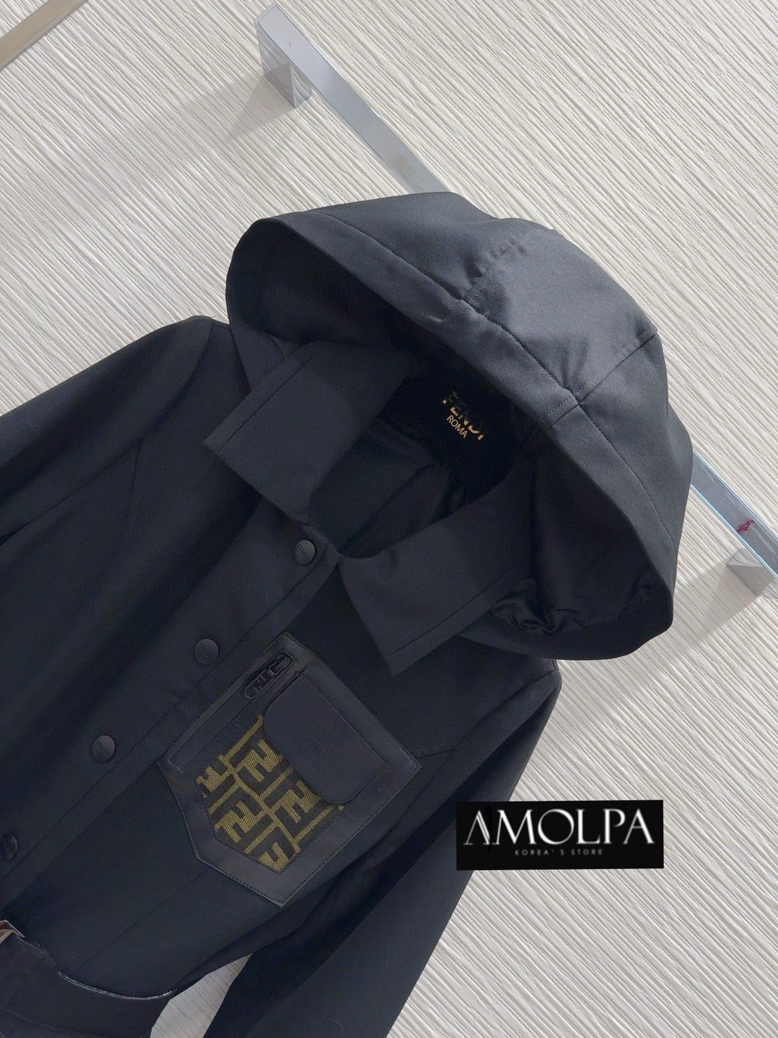 โค้ชตัวยาวจากแบรนด์ FENDI งานHIEND สุดๆ ห้ามพลาด งานดีสุดๆ ค่ะ ใส่แล้วสวย หรู ไฮโซ มาก เป๊ะ เก็บเลยค้า ไม่มีผิดหวัง ใส่สบาย : สินค้าคุณภาพ (พร้อมส่ง)