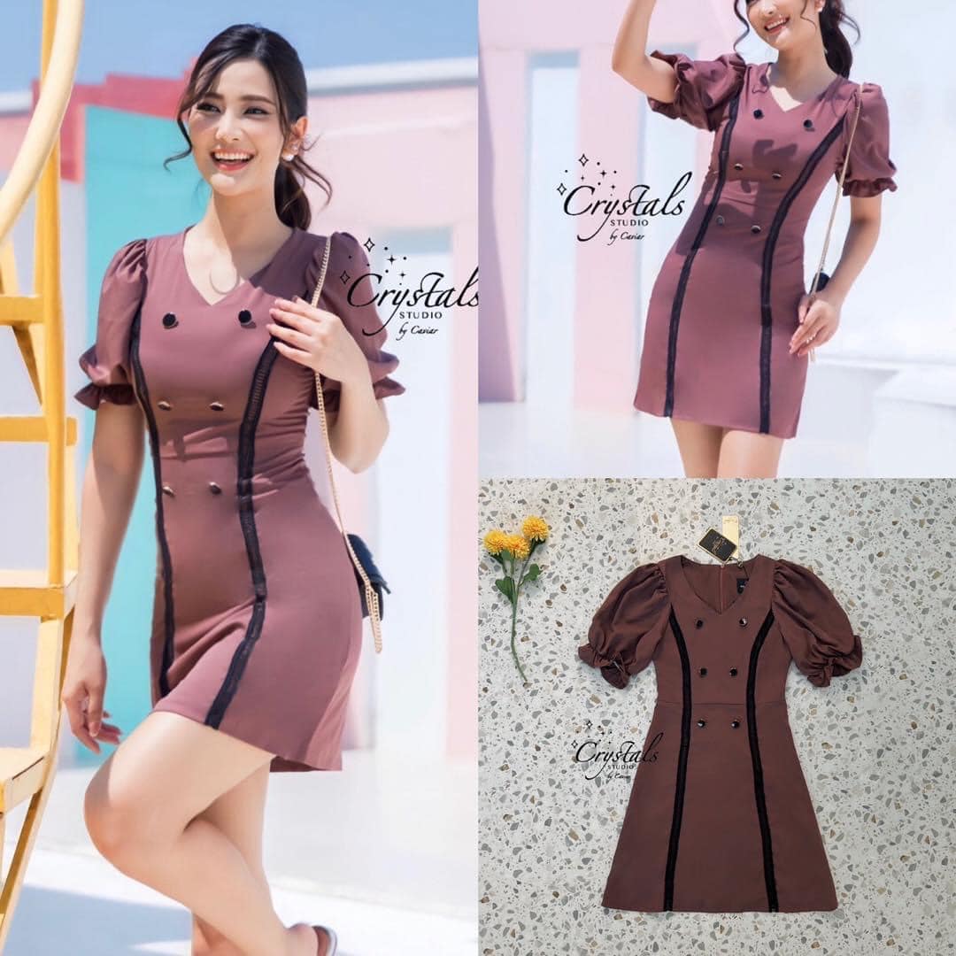 มินิเดรสสีบราวนี่น่ารักสุดๆ งานคอวี แขนดอลลี่ตุ้กตา ตกแต่งเพิ่มเติมด้วยกระดุม หลอก6เม็ดและผ้าลูกไม้ฉลุสีดำเป็นแนวยาว งานมีซับใน และซิปหลังนะคะ สินค้าคุณภาพ (พร้อมส่ง)