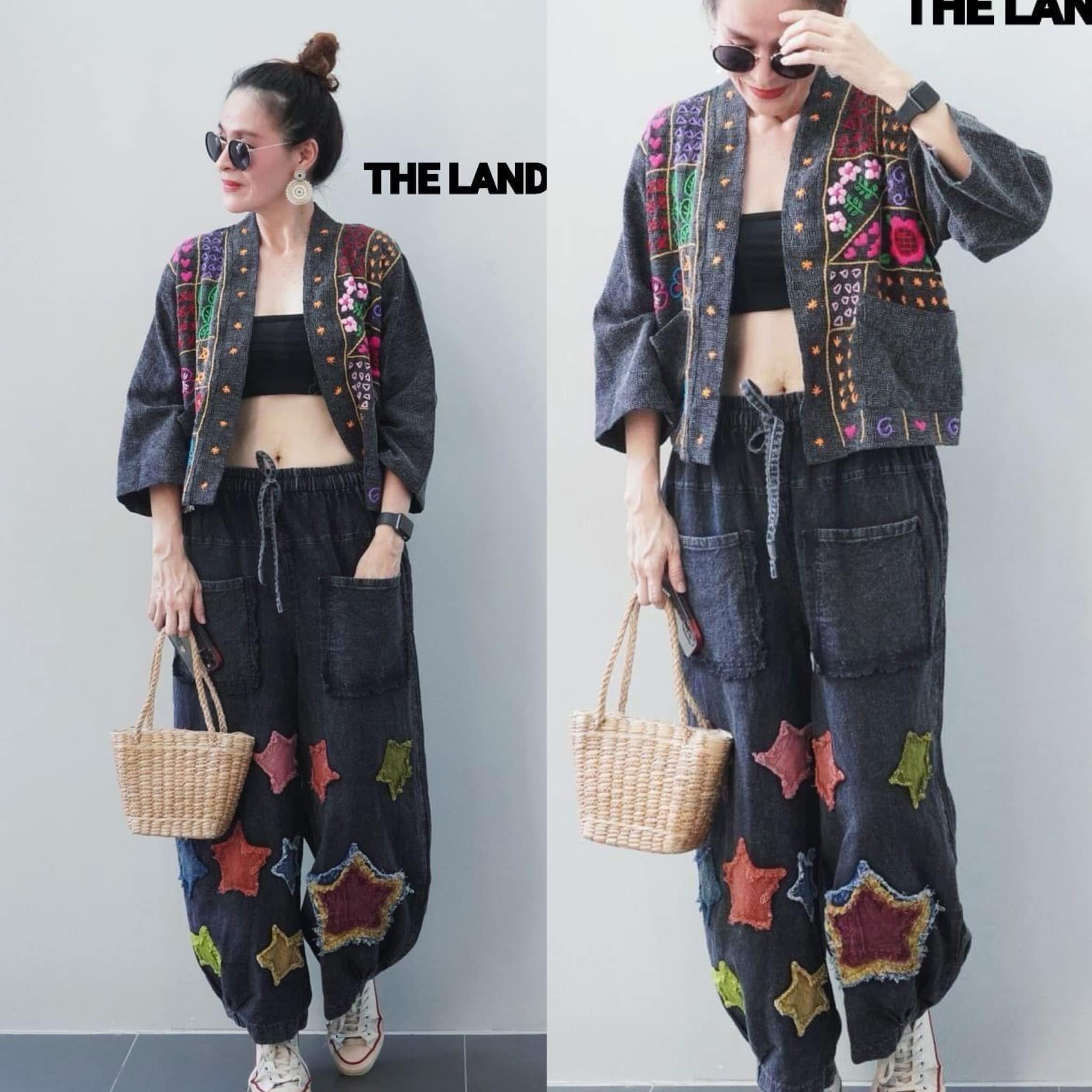 ชุดเซตสุดคิ้วท์... เสื้อคลุมผ้าเกล็ดเต่าฟอกสโตนทอลายโบราณ เสริ์ฟพร้อมลายปักจุกๆ สีสันสดใส 🌸🌼 จับคู่กับกางเกงเอวยืด ปลายขาเป็นงาน Craft ปะแต่งลายดาว ใส่สบาย : สินค้าคุณภาพ (พร้อมส่ง)