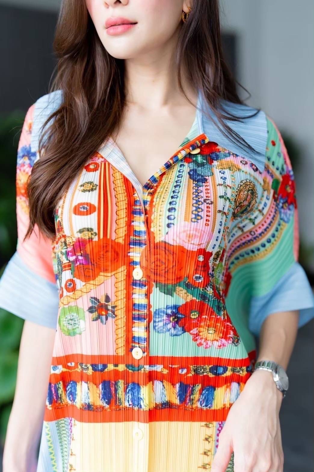 เดรสพลีทตัวยาวคอปกใหญ่ ทรงไหล่ล้ำ พับแขนเบิ้ล เกร๋กรู๊ดดด งานอัดพลีท 100% พลีท AA Premium 🎡🎢 ลายกราฟฟิค ใส่สบาย : สินค้าคุณภาพ (พร้อมส่ง)