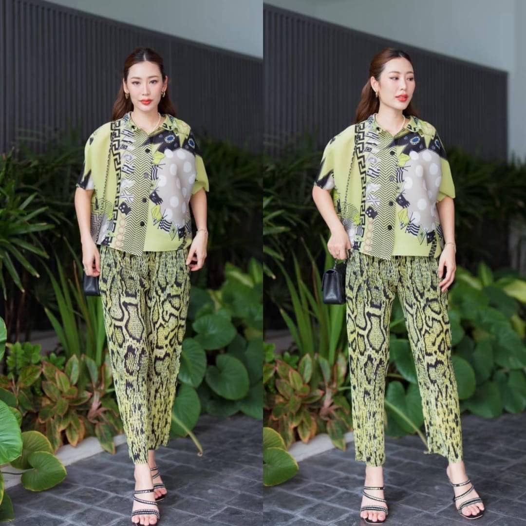 ชุดเซตผ้าอัดพลีทเนื้อดี แบบงาน Brand 😍 ดีเทลเริ่ดมากๆ เสื้อแพตเทิร์น แขนสั้น คอปก ลาย กราฟฟิค กางเกงเอวสมอค อัดพลีส ทรงขากระบอก . สินค้าคุณภาพ (พร้อมส่ง).