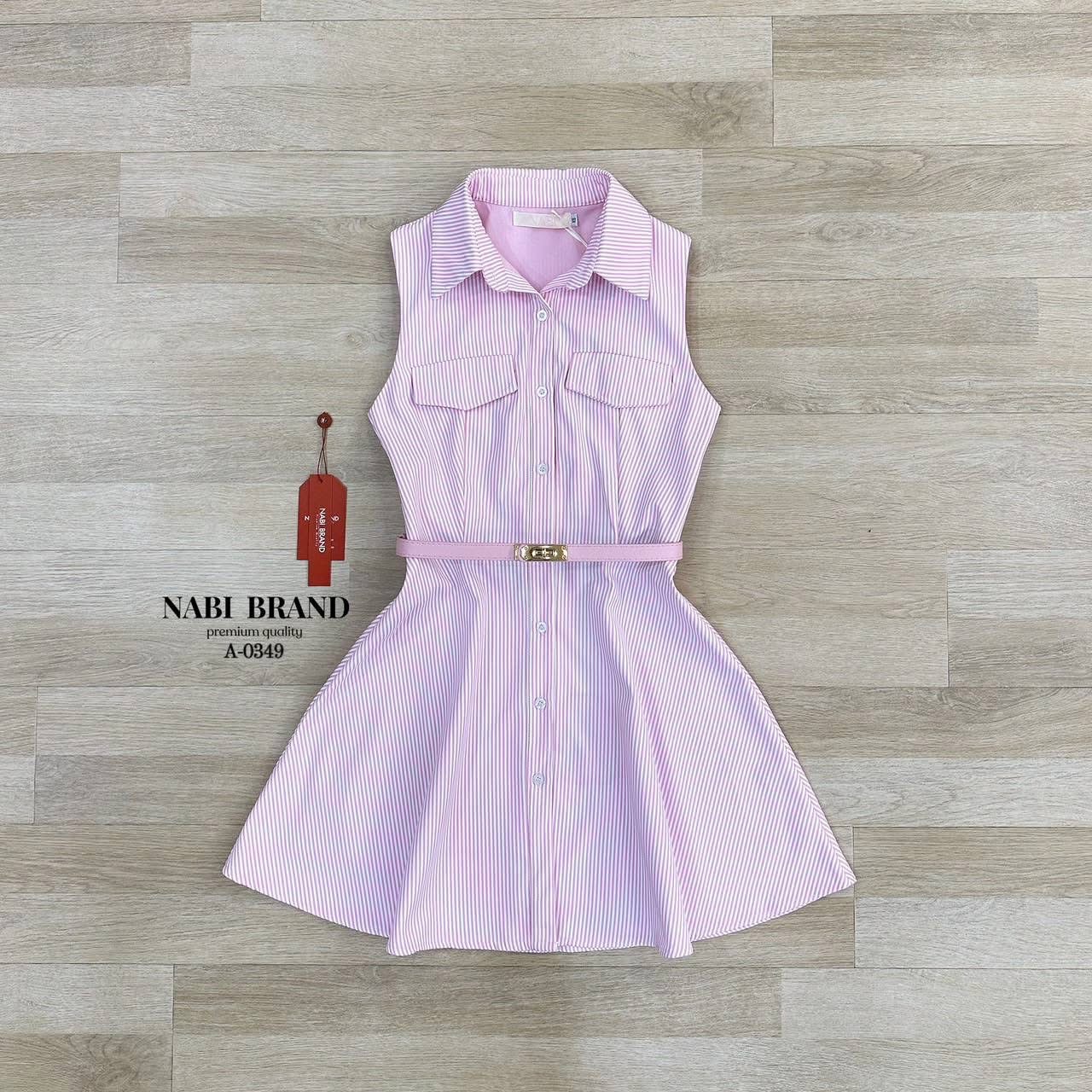 เดรสคอปก แขนกุดทรงสวย สีขาวชมพู กระดุมหน้า ผ้าดีมาก ไม่คัน เข้าเซทกับเข็มขัดหนังชมพู หรูหราเกินมาก งานมีซับในอย่างดี ใส่สบาย : สินค้าคุณภาพ (พร้อมส่ง)