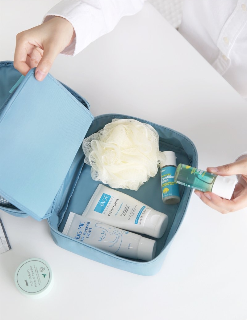 กระเป๋าอเนกประสงค์พกพาสะดวก สำหรับใส่อุปกรณ์เครื่องสำอาง อุปกรณ์ห้องน้ำ หรือสิ่งของจำเป็นอื่นเพื่อการเดินทาง ทำจากไนล่อนกันน้ำคุณภาพดี