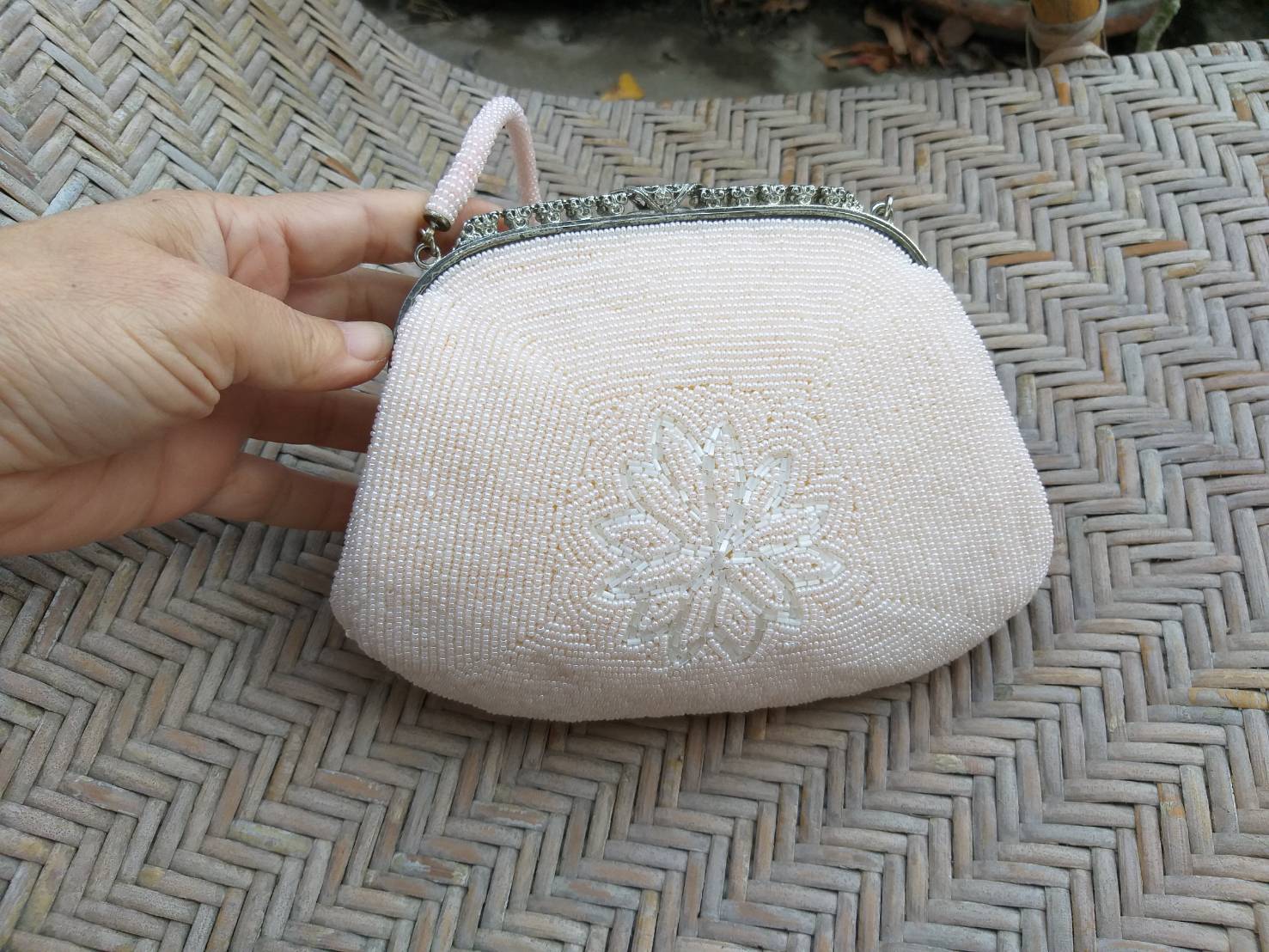 กระเป๋าออกงาน ปักลูกปัดสีชมพูทั้งใบ หวานมากกกก