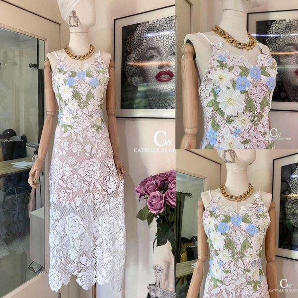 แม็กซี่เดรสสายเดี่ยวผ้าลูกไม้ ตัวชุดช่วงบน เป็นทรงเข้ารูป แต่งดอกไม้ปักที่ช่วงหน้าอก สินค้าคุณภาพ (พร้อมส่ง)