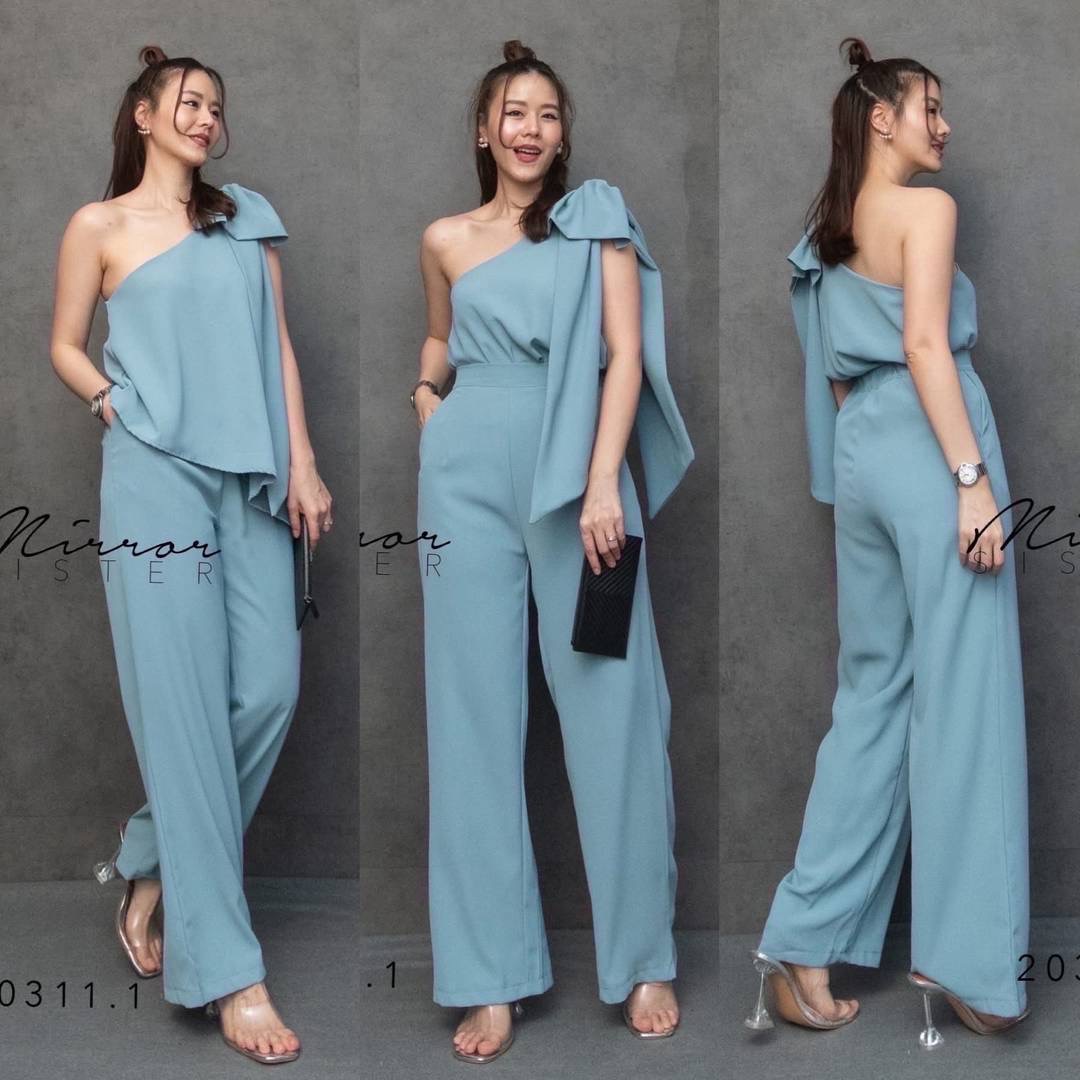 เซ็ทเสื้อ+กางเกงที่ต้องมี ใครใส่ก็สวย!! ความโก้เก๋ที่ไม่ควรพลาด…. ช่วงบนเป็นเสื้อตัวเก๋ เสื้อไหล่เดี่ยวแต่งโบว์ใหญ่ที่ไหล่ ชายเฉียงสวยปังมาก ใส่สบาย : สินค้าคุณภาพ (พร้อมส่ง)
