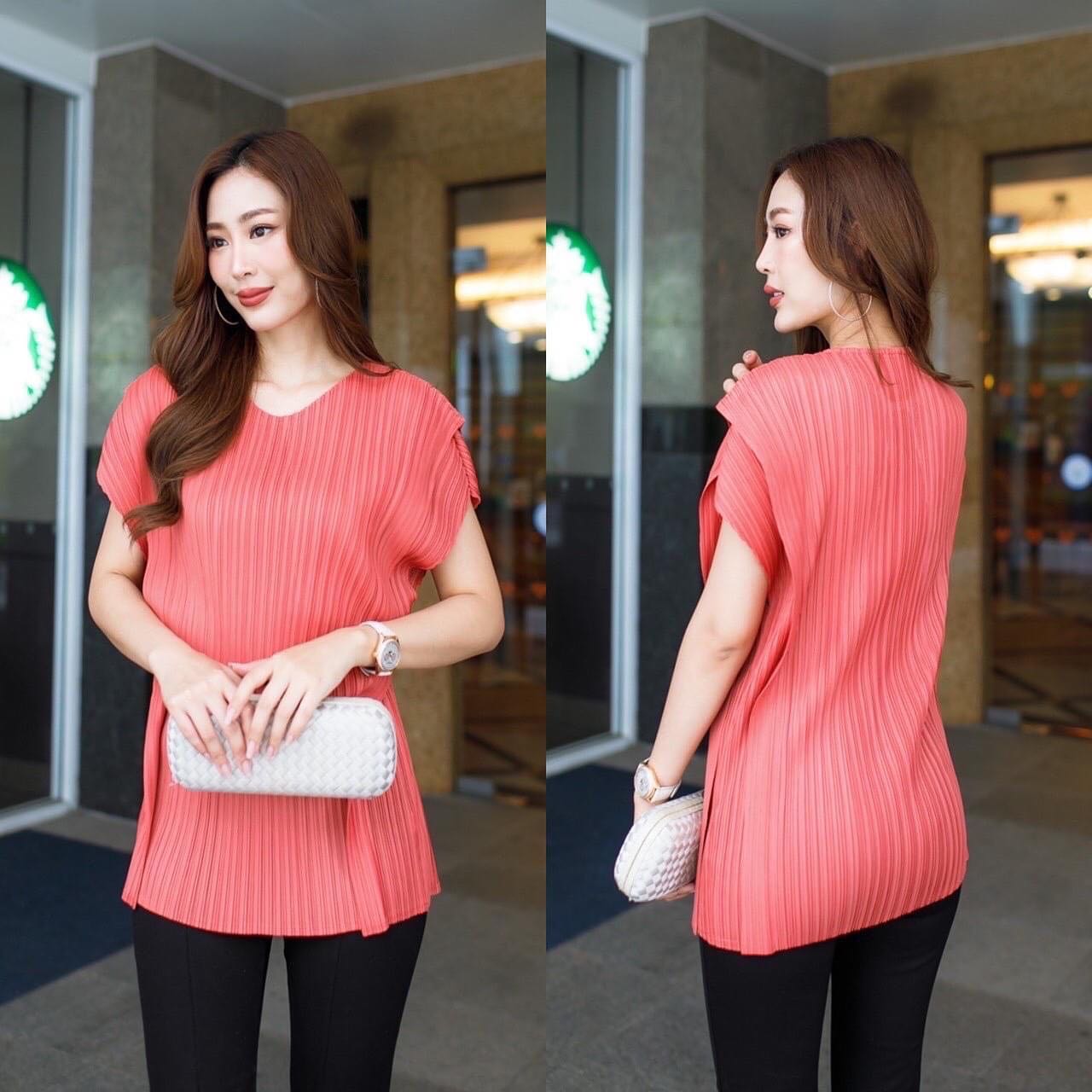 เสื้ออัดพลีทอย่างดี แบบงานแบรนด์ ดีไซด์ไหล่ล้ำ ตัดขอบช่วง ไหล่ทำ 2 ชั้น เล่นระดับ : สินค้าคุณภาพ (พร้อมส่ง)