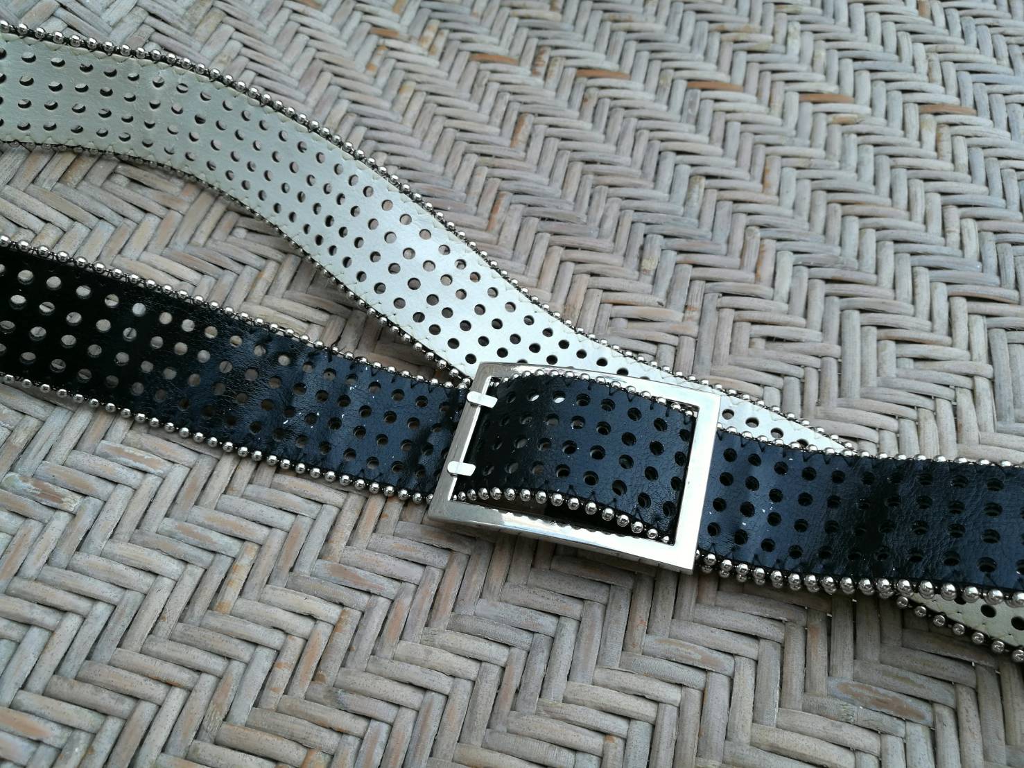 เข็มขัดหนังสีดำ เก๋ๆ น่าใช้ค่ะเส้นนี้