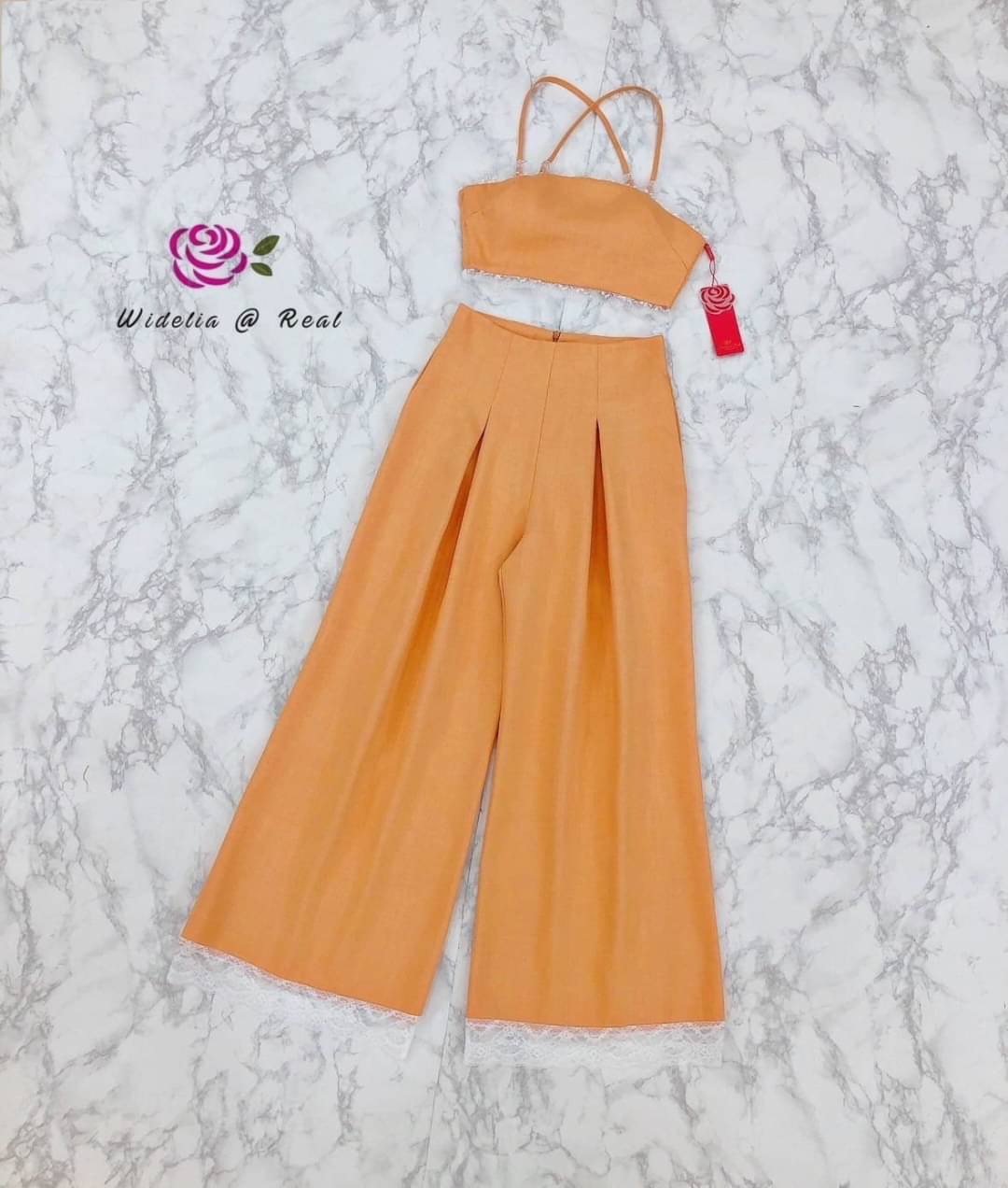 Set ::: เสื้อสายเดี่ยวตัวสั้นทรงเก๋ โฮ่งมากสำหรับเซ็ทนี้ ตัวเสื้อน่ารักเซ็กซี่กรุบ มีกิมมิคแต่งผ้าลูกไม้เล็กๆรอบตัวสวยฉ่ำ ด้าน ข้างแต่งซิป มาเข้าชุดกับกางเกงเอวสูง ทรง ตรงขากระบอก ปลายขาแต่งผ้าลูกไม้ : สินค้าคุณภาพ (พร้อมส่ง)