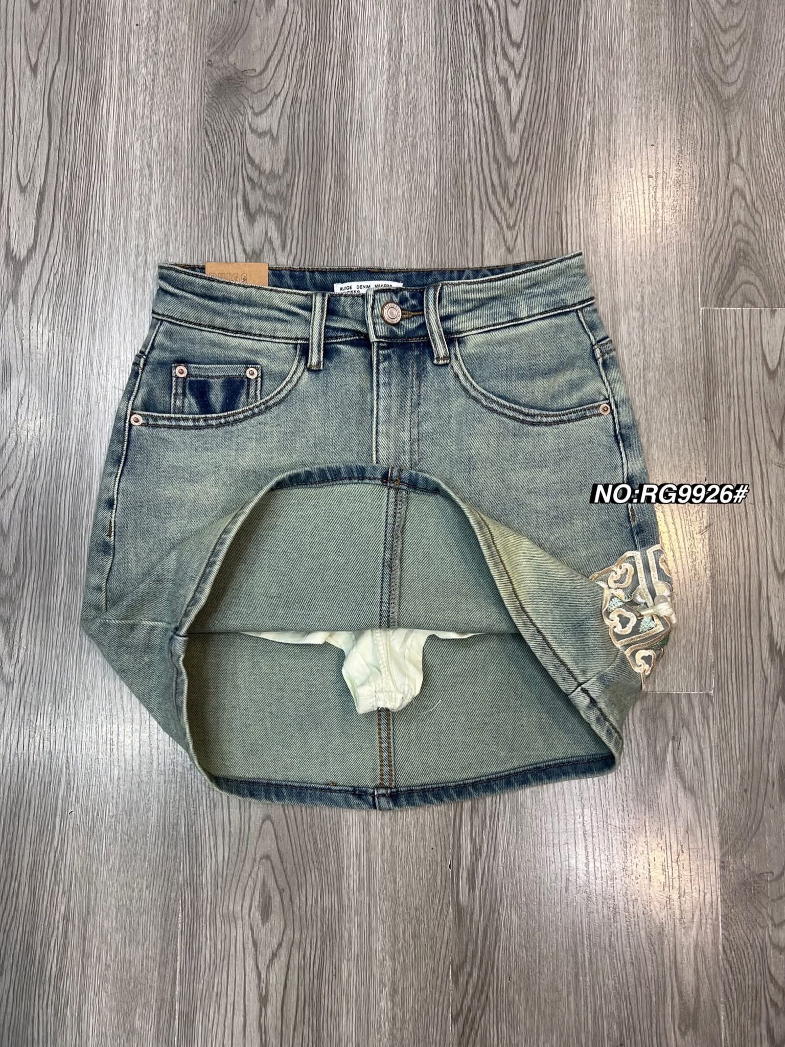 กระโปรงกางเกงสุดฮิต!!! ยีนส์ดีไซส์น่ารัก (ผ้ายืด) โลโก้สวยมาก ด้านในมีซับในกางเกง ใส่สบาย : สินค้าคุณภาพ (พร้อมส่ง)