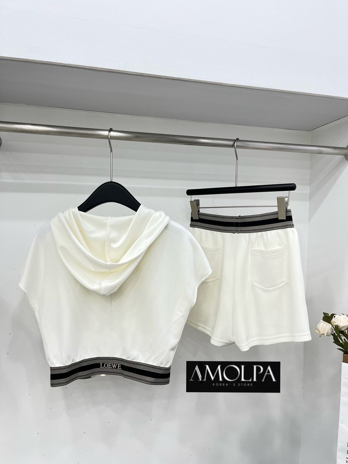 SET JACKET HOOD + PANTS LOEWE เสื้อเป็น JACKET HOOD ขอบอักษร มาพร้อมกางเกงขาสั้น ขอบเอว LOEWE งานใส่สบายมาก สินค้าคุณภาพ (พร้อมส่ง)