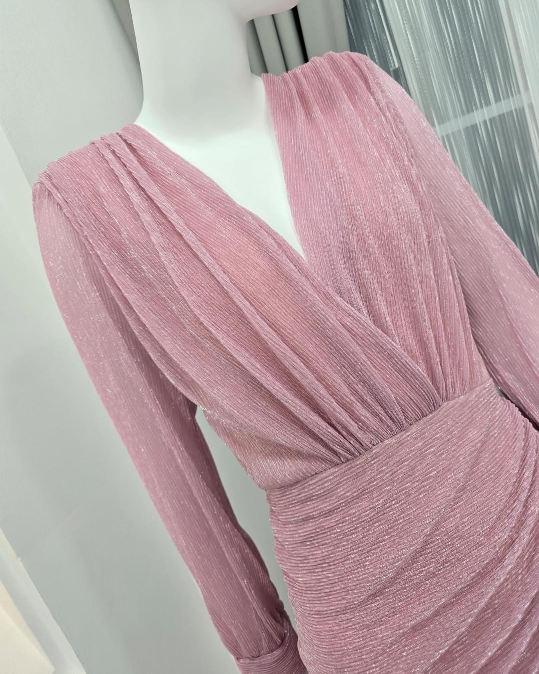 แม็กซี่เดรสเสื้อคอวีป้าย แขนยาวเสริมไหล่ กระโปรงจับเดรปย่นเข้ารูปตรงสะโพก ต่อชาย กระโปรงบาน ผ่าหน้าขา ใส่สบาย : สินค้าคุณภาพ (พร้อมส่ง)