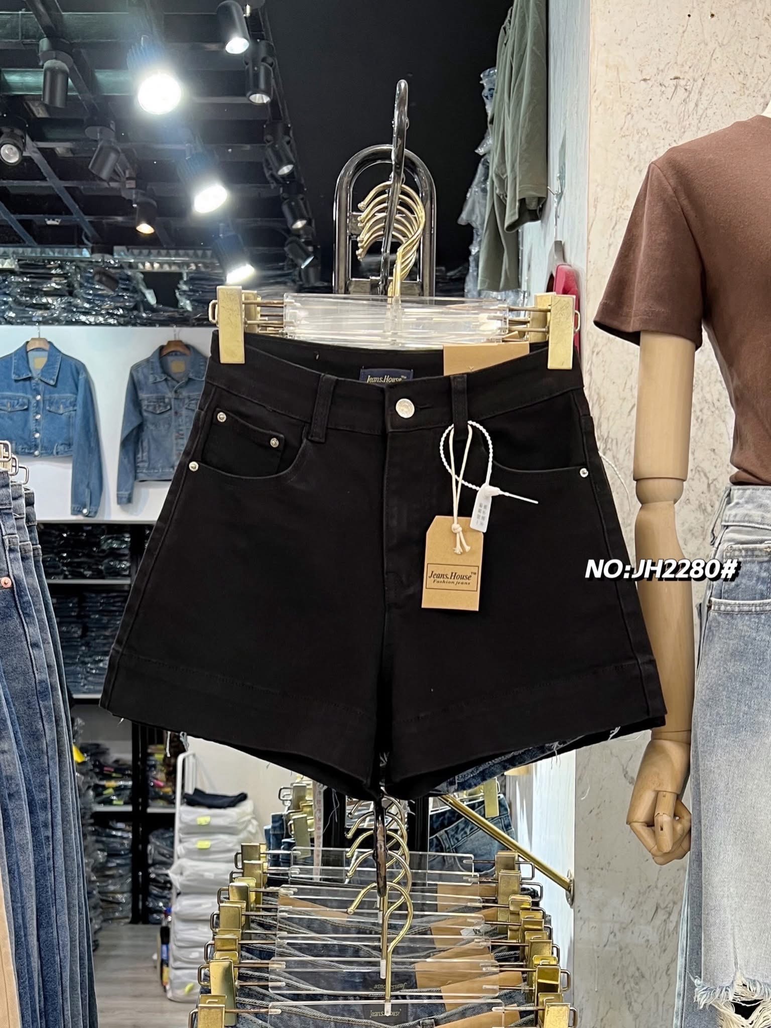 กางเกงยีนส์ขาสั้น ทรงเอวสูง รุ่นนี้บอกเลยทรงสวยมาก เนื้อผ้ายีนส์ยืด รุ่นนี้ทำจากผ้ายีนส์เนื้ออย่างดี ทรงเป๊ะมากๆๆ ไม่รัดตัว ใส่สบาย ดีเทลปลายขากว้าง เก๋มากๆ ใส่สบาย : สินค้าคุณภาพ (พร้อมส่ง)