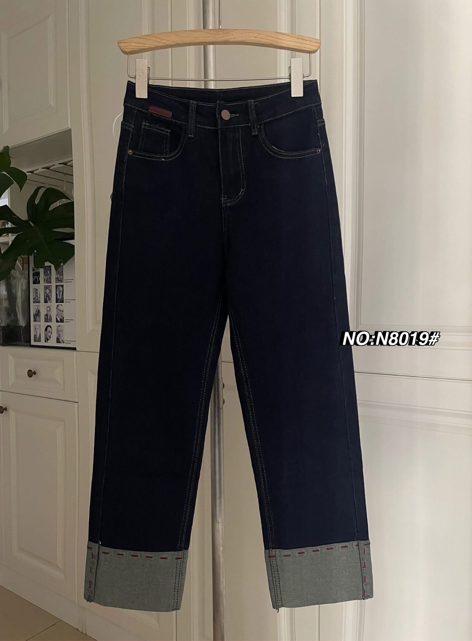 กางเกงยีนส์ทรงกระบอกเล็ก ปลายขาตัดต่อผ้า two tone style !!! ใส่น่ารักมากๆค่า สวยฮิตสุดๆ ฟอกสีสวยมาก เก็บทรงเป๊ะ ดูมีเชฟสุดๆ ใส่สบาย : สินค้าคุณภาพ (พร้อมส่ง)