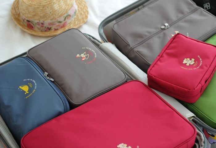 กระเป๋าจัดระเบียบเดินทาง, กระเป๋าจัดระเบียบเสื้อผ้า เสียบที่จับของกระเป๋าเดินทางได้ มีช่องใส่สองชั้นกั้นด้วยช่องตาข่าย ผลิตจากโพลีเอสเตอร์กันน้ำ