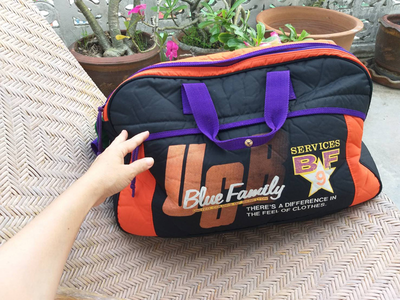 กระเป๋าเสื้อผ้าใบใหญ่ BENETTON