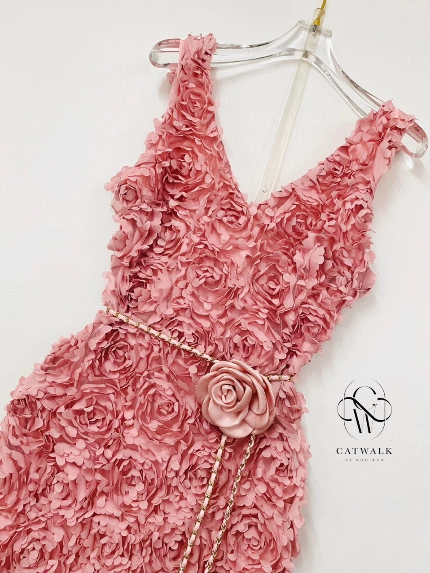 แม็กซี่เดรสผ้าดอกกุหลาบ+เข็มขัดโซ่แต่งเข็มกลัดดอกไม้ ตัวชุดเป็นทรงเข้ารูป แขนกุด คอวี เนื้อผ้าเกรดเอผ้านุ่ม ใส่สบาย : สินค้าคุณภาพ (พร้อมส่ง)