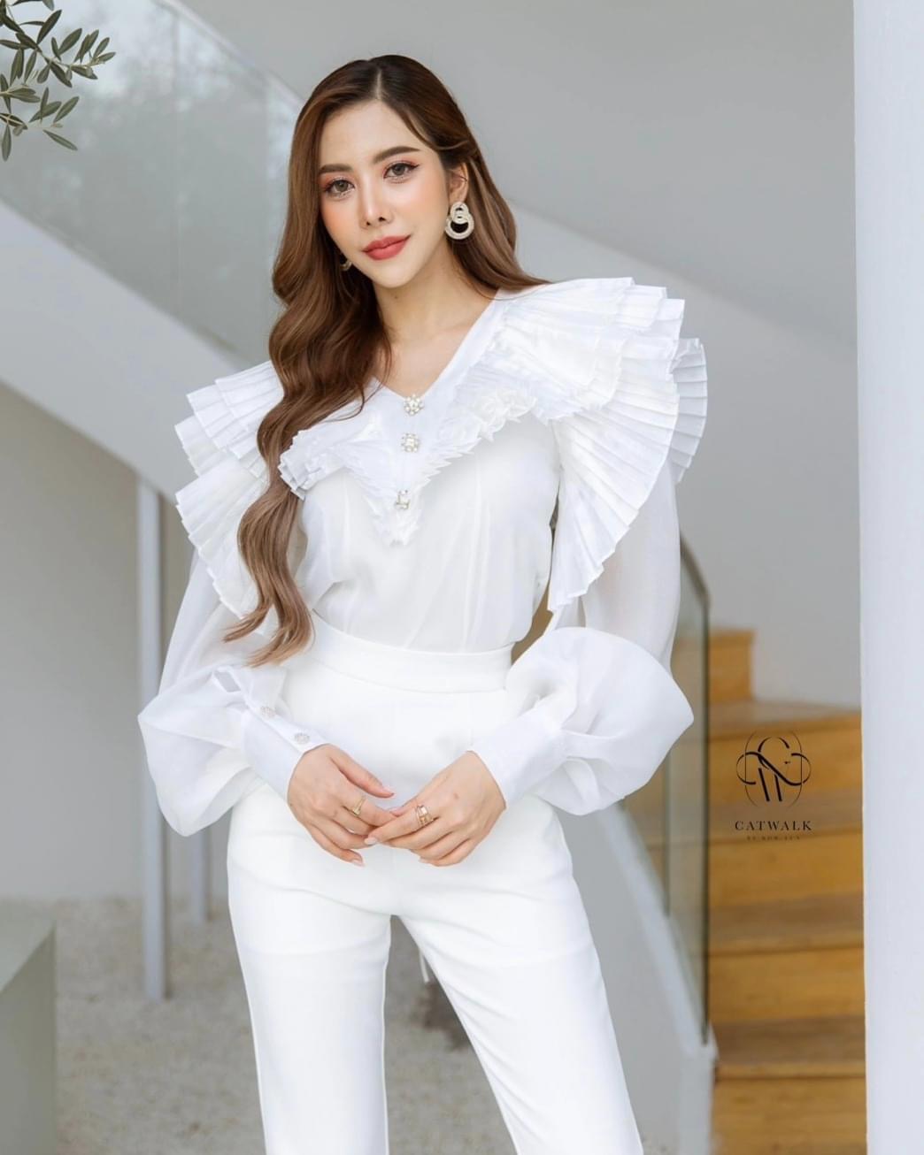 เสื้อครอปแต่งระบายอัดพลีท ผ้าซิลเนื้อดี เนื้อนุ่มใส่สบาย ตัวเสื้อเป็นทรงเข้ารูป คอวีแขนพองยาว ใส่สบาย : สินค้าคุณภาพ (พร้อมส่ง)