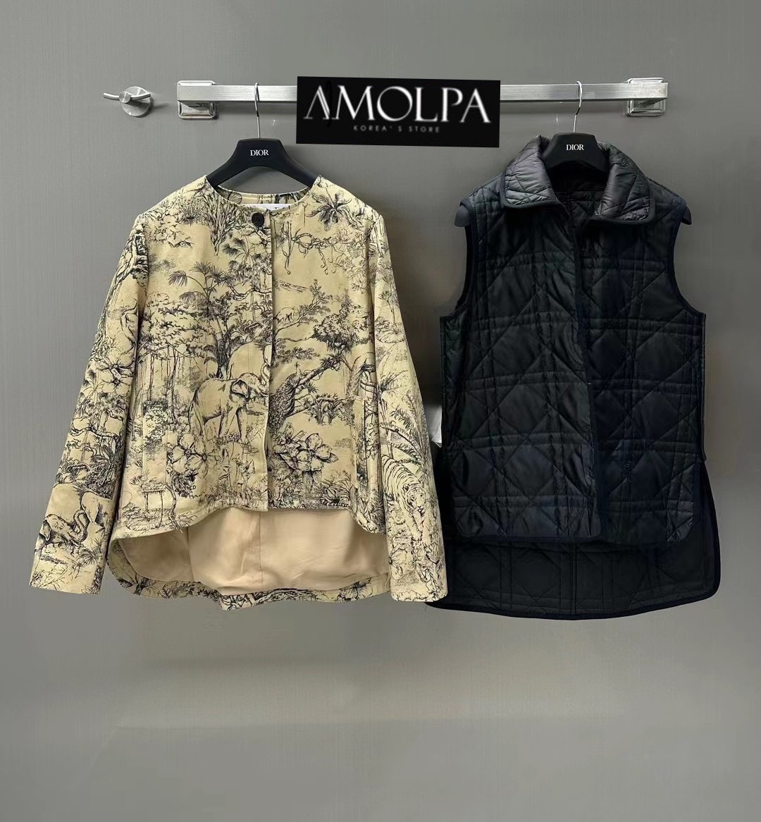 SET 2 PCS TREND COAT Signature แบรนด์ CD ตัว JACKET เป็นกั๊กนวมสวยๆ มาพร้อมโค้ชตัวยาว สวยยยหรูดูแพง: สินค้าคุณภาพ (พร้อมส่ง)