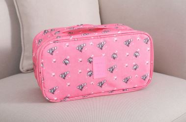 กระเป๋าใส่ชุดชั้นใน กางเกงชั้นใน มีกระเป๋าแยกเก็บ ผลิตจากโพลีเอสเตอร์กันน้ำ มีให้เลือก 9 ลาย